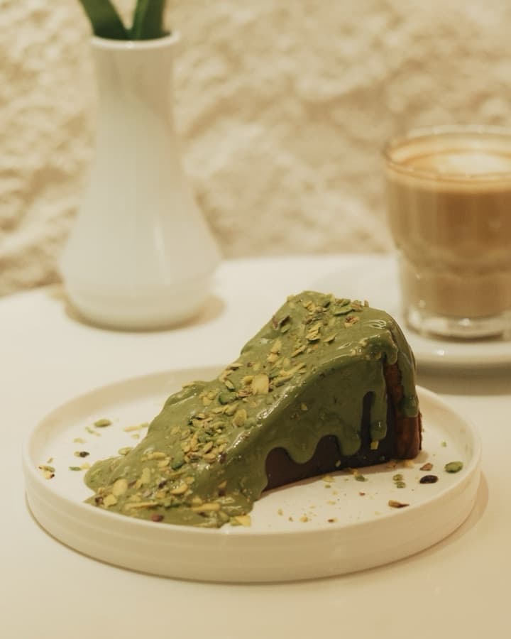 ORA Coffee'de fıstık sosuyla servis edilen San Sebastian cheesecake