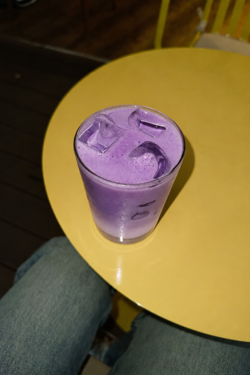 Ube Latte auf Eis bei ORA Coffee